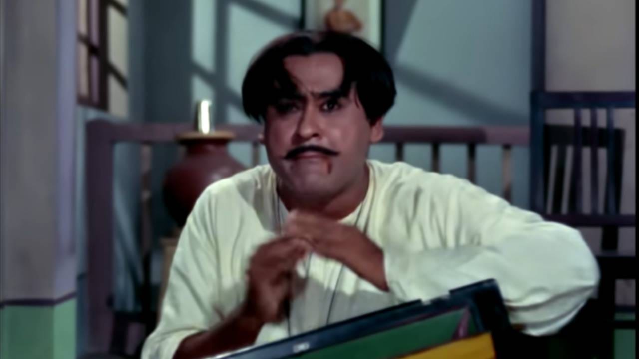 हिंदी चित्रपट पड़ोसन १९६८ मध्ये प्रदर्शित झाला होता. याचे दिग्दर्शन ज्योती स्वरूप यांनी केले आहे. याचे निर्मिती महमूद आणि एन.सी. सिप्पी यांनी केली असून पटकथा राजेंद्र कृष्ण यांनी लिहिली आहे. हा अरुण चौधरी यांच्या त्याच नावाच्या लघुकथेवर आधारित बंगाली चित्रपट पशेर बारी (१९५२) याचा रीमेक आहे. या चित्रपटात भानु बंद्योपाध्याय आणि सबित्री चटर्जी यांनी अभिनय केला होता.