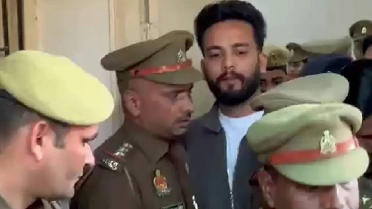 एल्विश यादव - ‘बिग बॉस ओटीटी 2’चा विजेता आणि लोकप्रिय यूट्यूबर एल्विश यादव एका गंभीर प्रकरणामुळे चर्चेत आला होता. रेव्ह पार्ट्यांमध्ये सापाचे विष पुरवल्याच्या आरोपांशी संबंधित प्रकरणात त्याचे नाव समोर आले होते. या प्रकरणात नोएडा पोलिसांनी मार्च 2024 मध्ये एल्विशला अटक केली होती. त्याच्यावर वन्यजीव संरक्षण कायदा आणि एनडीपीएस कायद्यांतर्गत कारवाई करण्यात आली होती. अटकेनंतर त्याला काही दिवस तुरुंगात राहावे लागले. त्यानंतर न्यायालयाने त्याला जामीन मंजूर केला.