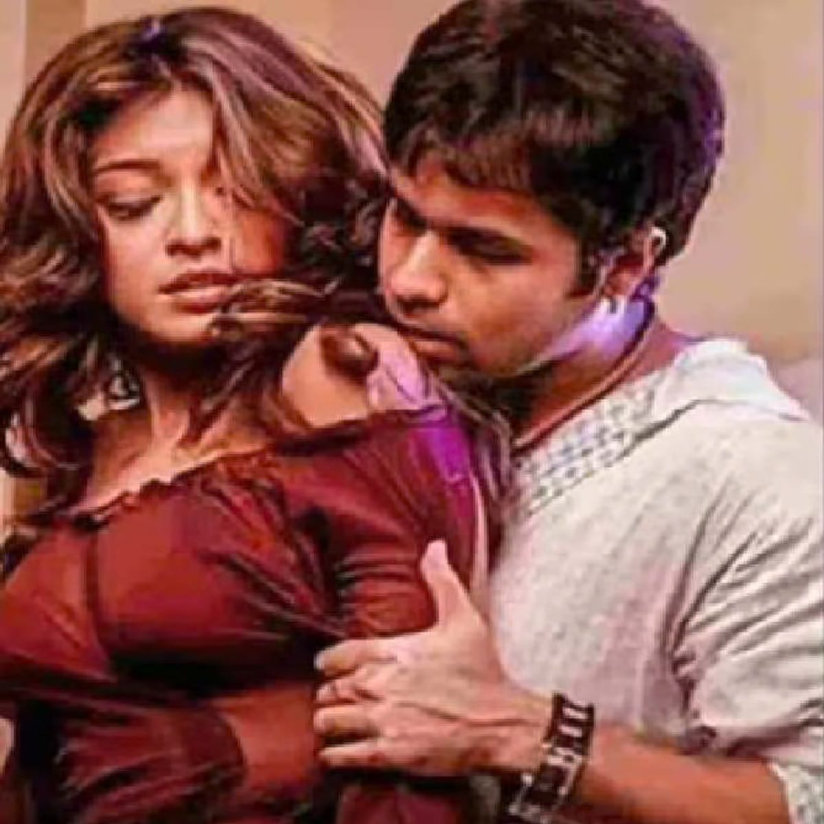 तनुश्री हिने 2005 मध्ये प्रदर्शित झालेल्या 'आशिक बनाया आपने' सिनेमातून बॉलिवूडमध्ये पदार्पण केलं. सिनेमात तनुश्री अभिनेका इमरान हाश्मी आणि सोनू सूद यांच्यासोबत दिसली, सिनेमात तनुश्री आणि इमरान यांनी अनेक इंटिमेट सीन दिले. त्यांच्या किसिंग सीनने तर सर्वत्र खळबळ माजली होती... सिनेमातील गाणी आजही चर्चेत आहेत.