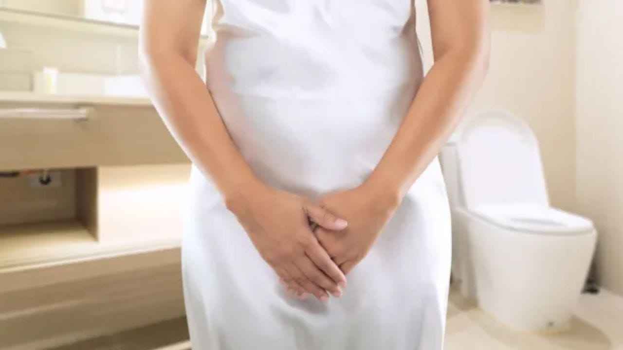 स्टेट युरिनरी इन्कॉनेन्स याला म्हटले जाते. सोप्या शब्दात याला लघवी गळंण किंवा युरिन लिकेज म्हटले जाते. तज्ज्ञांच्या मते, कोणत्याही वयात इच्छेविना लघवी होणे दुर्लक्षित होण्याचे लक्षण नाही. लघवी गळण्याची समस्या हळूहळू वाढत जाते. अशावेळी डॉक्टरांचा सल्ला घ्यायला हवा.