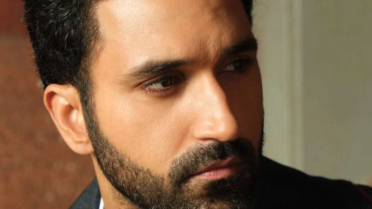 हे फोटोशूट खूप व्हायरल झाले होते. लोक त्याच्यावर टीका करताना दिसले. हेच नाही तर या प्रकरणात त्याच्यावर FIR देखील दाखल करण्यात आले. आता रणवीरनंतर अजून एका अभिनेत्याने हेच केले.