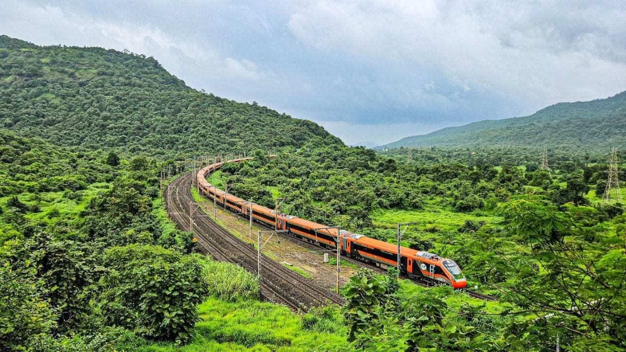 ट्रेनमध्ये रात्रभर प्रवास करणाऱ्यांसाठी भारतीय रेल्वे आपल्या रेल्वेमध्ये मोठा बदल करणार आहे. 16 स्लीपरच्या वंदे भारत स्लीपर ट्रेनच्या नंतर आता 24 कोचची ट्रेन बनवण्याची प्लॅन आखला जात आहे. ज्यामुळे नागरिकांना कॅटीन,टॉयलेट्समध्ये हायक्लास सुविधा मिळणार आहे.