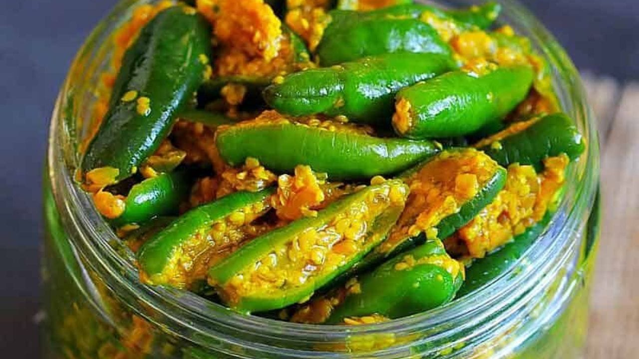 लोणचं मुरू द्या : लोणचे पुर्ण थंड झाल्यावर स्वच्छ,पूर्ण कोरड्या काचेच्या बरणीत भरा. काही तास मुरू दिल्यानंतर त्याची चव खूलू लागते.