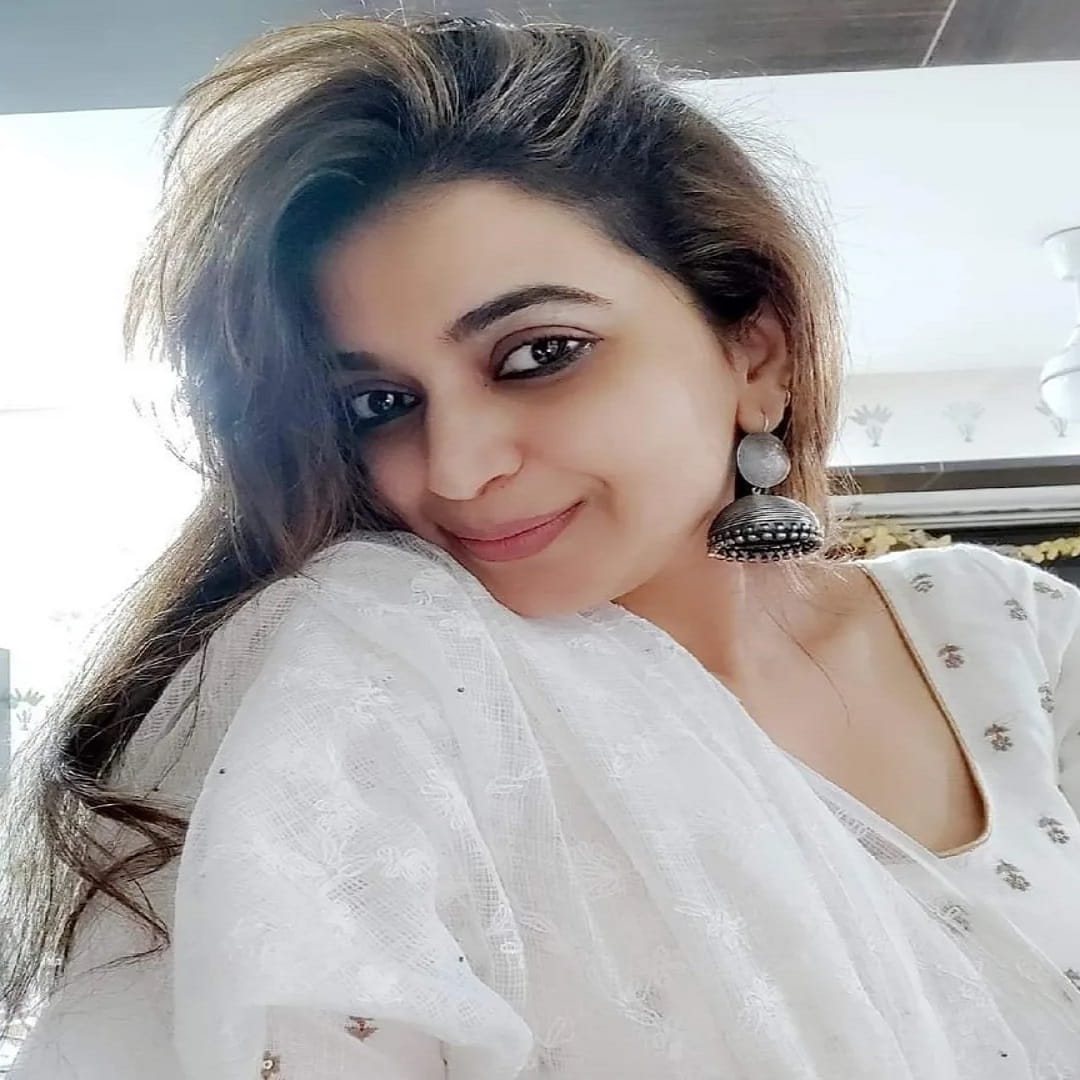 सिनेमात मराठमोळ्या अंदाजात दिसलेल्या गंगीचं रुप आता पूर्णपणे बदललं आहे, तिचे काही फोटो सध्या सोशल मीडियावर व्हायरल होत आहेत, ज्यामध्ये ती अत्यंत क्लासी आणि रॉयल दिसत आहे. 