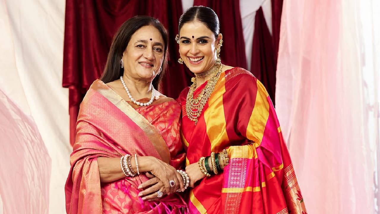 नुकताच वैशाली देशमुख यांचा वाढदिवस असल्याने जिनिलीयाने सोशल मीडियावर खास पोस्ट शेअर करत त्यांना शुभेच्छा दिल्या आहेत. वैशाली देशमुख या दिवंगत विलासराव देशमुख यांच्या पत्नी आहेत.