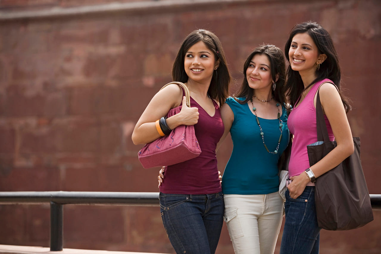 कोणी मुलगा देत का मुलगा? असं एक गाव जिथे शेकडो मुली अविवाहित, लग्नासाठी एका पायावर तयार, पण ही अट ऐकलीये का? कोणी मुलगा देत का मुलगा? असं एक गाव जिथे शेकडो मुली अविवाहित, लग्नासाठी एका पायावर तयार, पण ही अट ऐकलीये का?