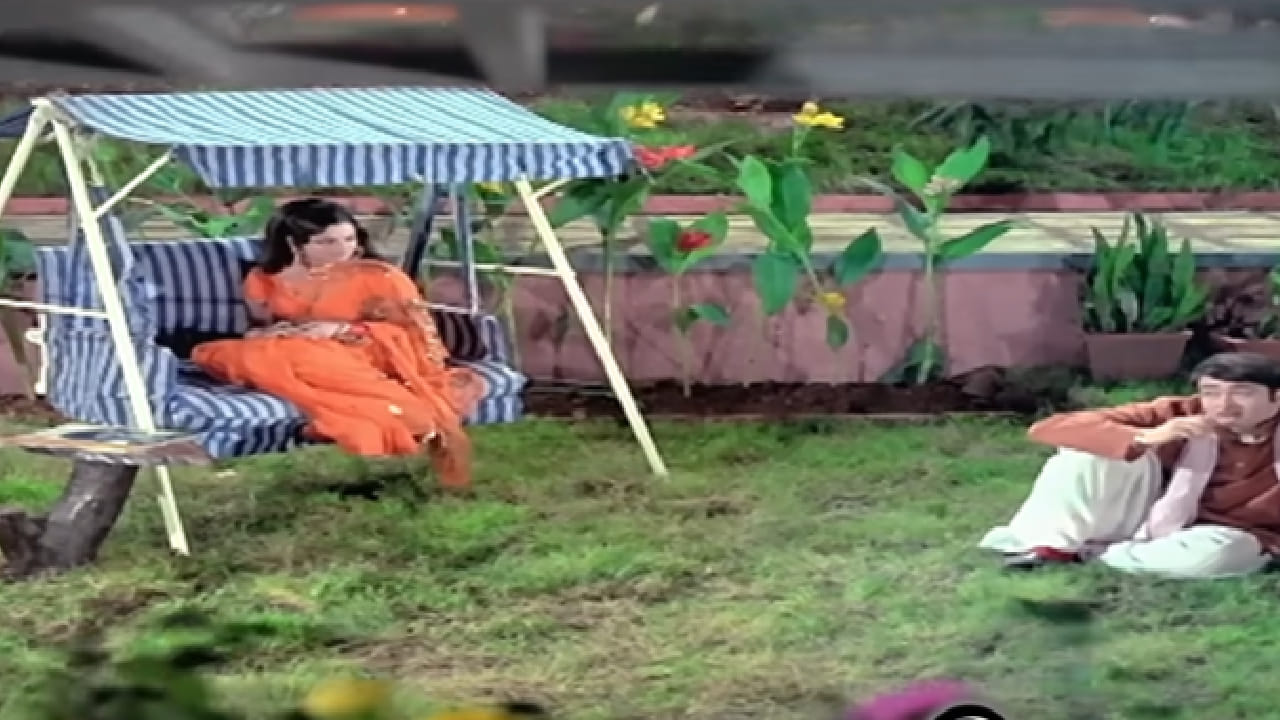 ‘गुम है किसी के प्यार में’ हे गाणं 1972 मध्ये प्रदर्शित झालेल्या ‘रामपूर का लक्ष्मण’ या चित्रपटातील आहे. ‘गुम है किसी के प्यार में, दिल सुबह-शाम…’ असे या गाण्याचे बोल असून किशोर कुमार आणि लता मंगेशकर यांनी ते गायले होते. 