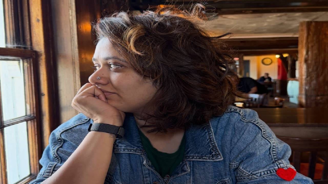 तर दुसरीकडे, डेनिम जॅकेटमधील तिचा लूकही चाहत्यांचं लक्ष वेधून घेत आहे. प्रवासादरम्यान आरामाला प्राधान्य देतानाच स्टाइलही कशी जपायची, हे तिच्या लूकमधून दिसून येतं.