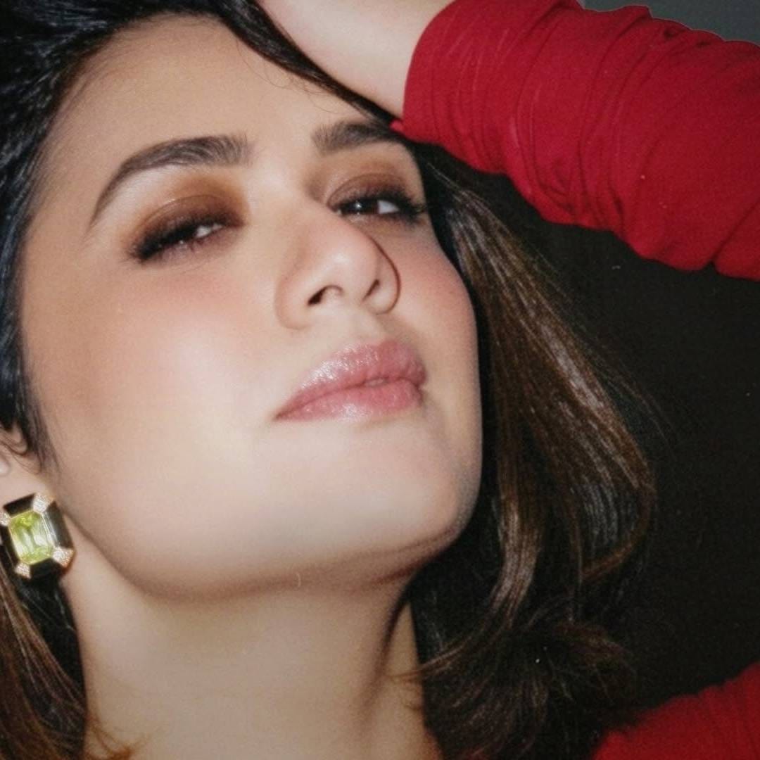 अभिनेत्री प्रिया बापट हिने गिरीजाच्या फोटोवर ‘चिकनी’ अशी भन्नाट कमेंट करत तिचं कौतुक केलं आहे. प्रियाच्या या कमेंटने चाहत्यांचं लक्ष वेधून घेतलं आहे. अभिनेत्री सखी गोखले हिनेही गिरीजाच्या या ग्लॅमरस लूकचं कौतुक केलं आहे. तर मुग्धा गोडबोलेनं लिहिलंय, 'मला वाटलं सध्या 80 च्या दशकाचा ट्रेंड सुरू आहे, सुपर्ब'.