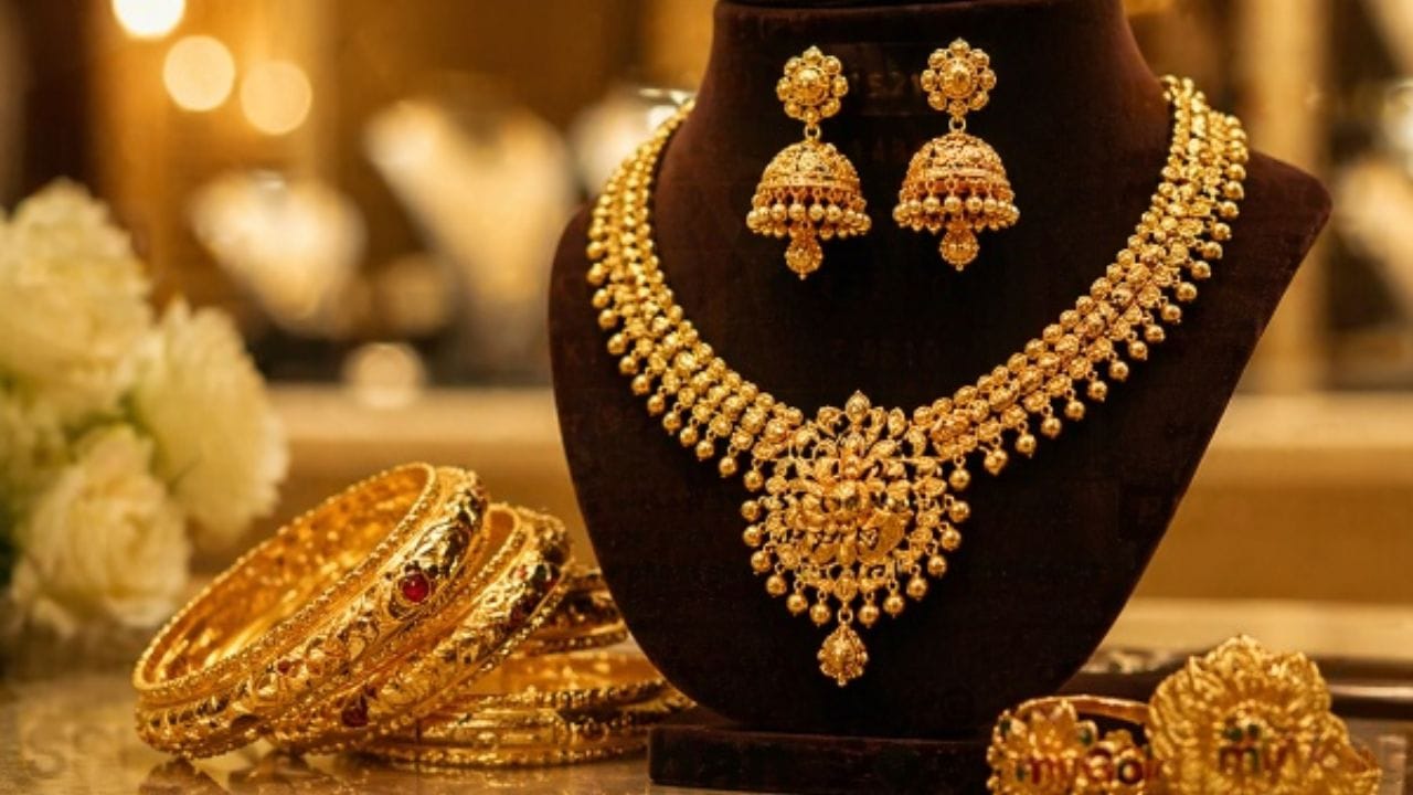लग्नसराई जवळ येत असल्याने सोन्याचे दागिने खरेदी करण्याचा विचार करणाऱ्या कुटुंबांसाठी सोन्याच्या दरातील घसरण दिलासादायक ठरत आहे. 23 ऑक्टोबर रोजी MCX वर सोन्याचा भाव प्रति 10 ग्रॅम सुमारे 1,42,436 रुपयांवर पोहोचला होता. मात्र, बाजारातील चढ-उतार लक्षात घेता दागिने खरेदी करताना योग्य दराची निवड करणे महत्त्वाचे ठरणार आहे.