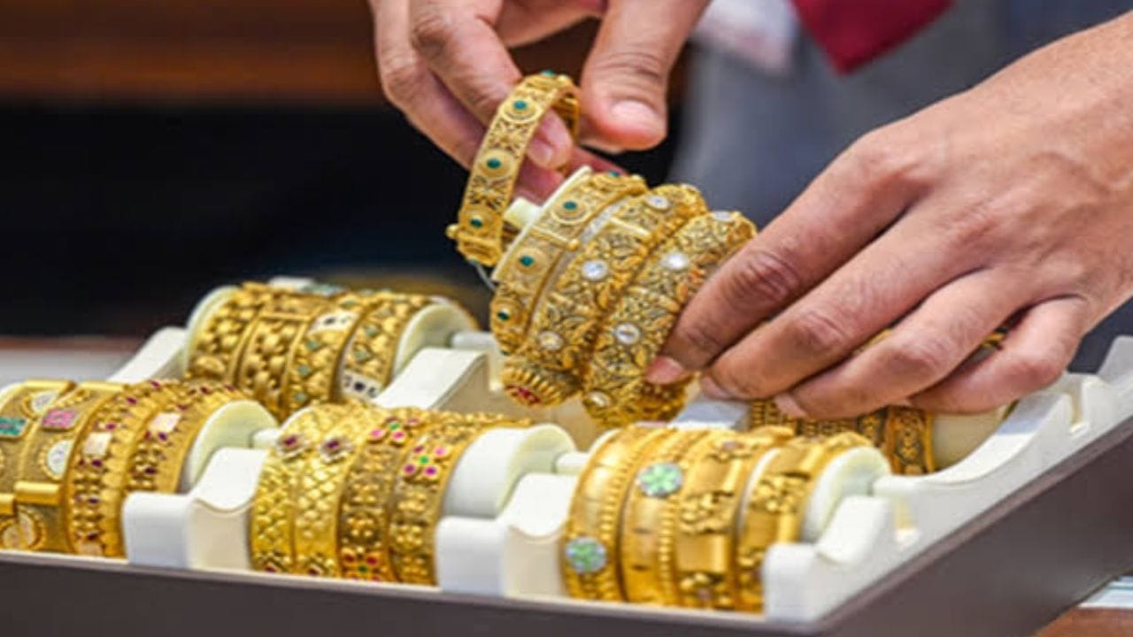 कंपनीच्या मते, जडवलेल्या दागिन्यांचा आणि किरकोळ व्यवसायाचा वाढता वाटा यामुळे महसूल वाढला आहे. या तिमाहीत पी एन गाडगीळ ज्वेलर्सने दोन नवीन दुकाने सुरू केली.