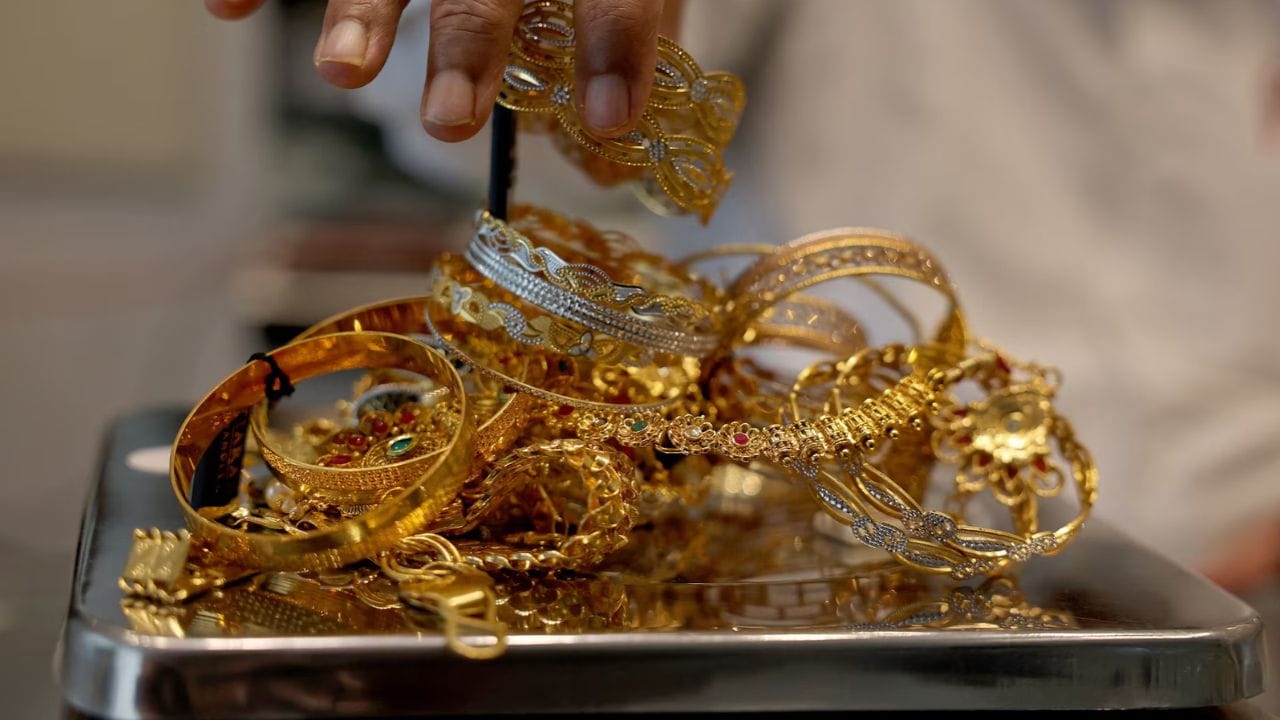 लग्नसरईला सुरूवात होण्यापूर्वीच सोने भाव खाताना दिसत आहे. मल्टी कमोडिटी एक्सचेंज (MCX) वर वायदे बाजारात डिसेंबरच्या सोन्याच्या फ्युचर्सचे भाव 0.51 टक्क्यांनी वाढून प्रति 10 ग्रॅम 1.49 लाख रुपयांवर पोहोचले.