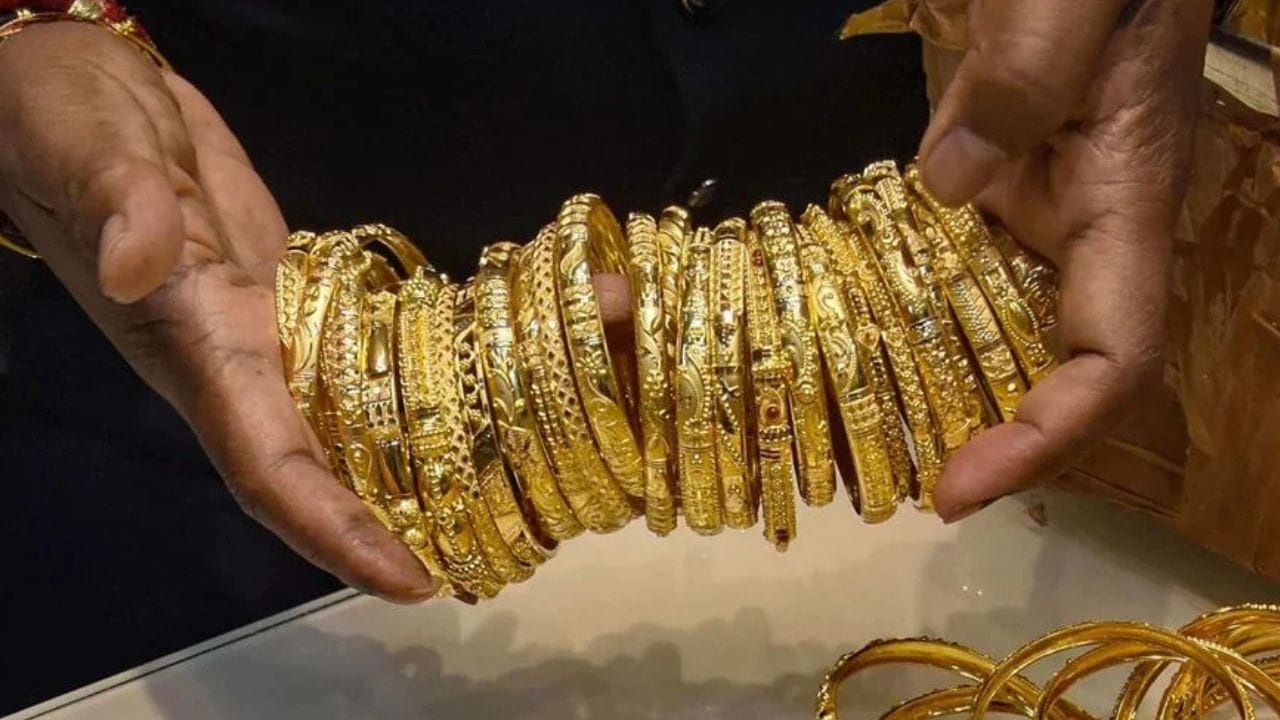 गेल्या काही दिवसांपासून सोन्याचे कोसळत असताना आता वाढ होताना दिलतंय. मागील काही महिन्यात सोन्याचे दर चांगलेच कमी झाली होती. त्यातच आजही सोन्याच्या दर वाढली आहेत.