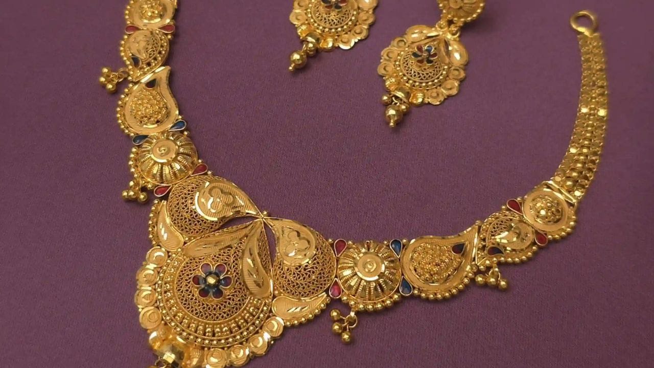 बई, बेंगळुरू, हैदराबाद, केरळ आणि पुणे येथे 24 कॅरेट सोन्याचा दर प्रति ग्रॅम 15, 023 रुपये होता. सोन्याचा भाव पुन्हा एकदा घसरताना दिसत आहे. 
