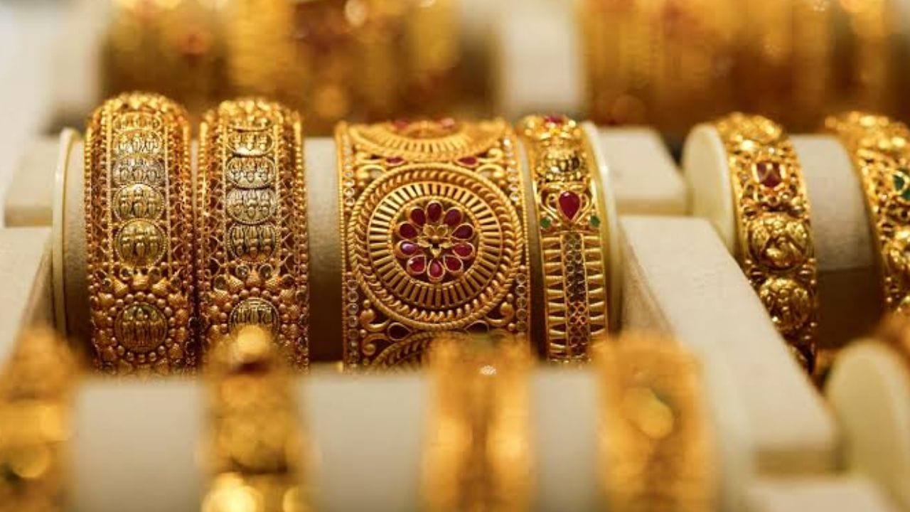 7 ऑक्टोबर 2026 चे सोन्याचे दर जाहीर झाली आहे. सोन्याच्या भावात मोठी घट झाली. सोन्याचे दर 615 रुपयांनी घसरून 1,49,505 रुपये प्रति 10 ग्रॅमवर ​​आले आहेत. चांदीचे दर 1,341 रुपयांनी घसरून 2,25,901 रुपये प्रति किलोग्रॅमवर ​​आले आहेत. सोने साधारणपणे त्याच्या उच्चांकापेक्षा 51 हजारांनी स्वस्त झाले आहे. 