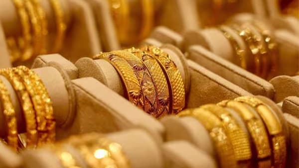 इराण आणि अमेरिका युद्धात सोन्याच्या भावात मोठी घसरण झाली. जागतिक बाजारात कच्च्या तेलाच्या किंमतीमध्ये झपाट्याने वाढ झाली. यादरम्यानच सोन्याचे भाव घसरले.