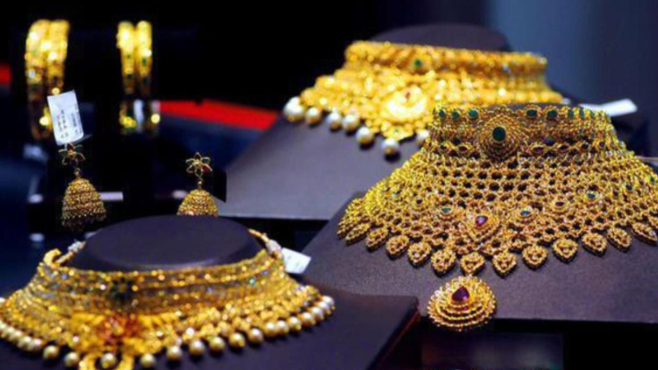सोन्याच्या दरात 1 हजार 200 रुपयांची वाढ झाली तर चांदीचे दर मात्र स्थिर असल्याचे बघायला मिळतंय. धाडकन सोन्याच्या भावात वाढ झाली.