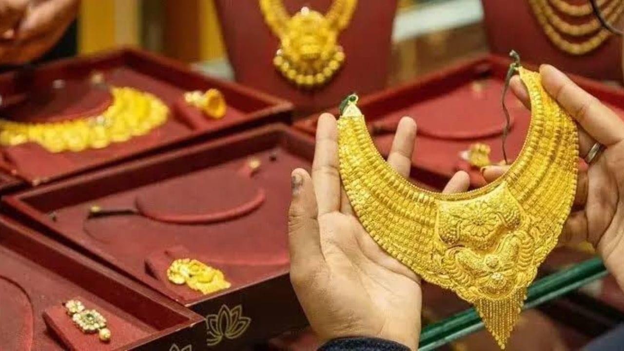जळगावच्या सराफ बाजारात सोन्याच्या दरात मोठी वाढ झाली. काही दिवसांपासून सोन्याच्या किंमती झपाट्याने घसरत होत्या. त्यात आता वाढ झाली.