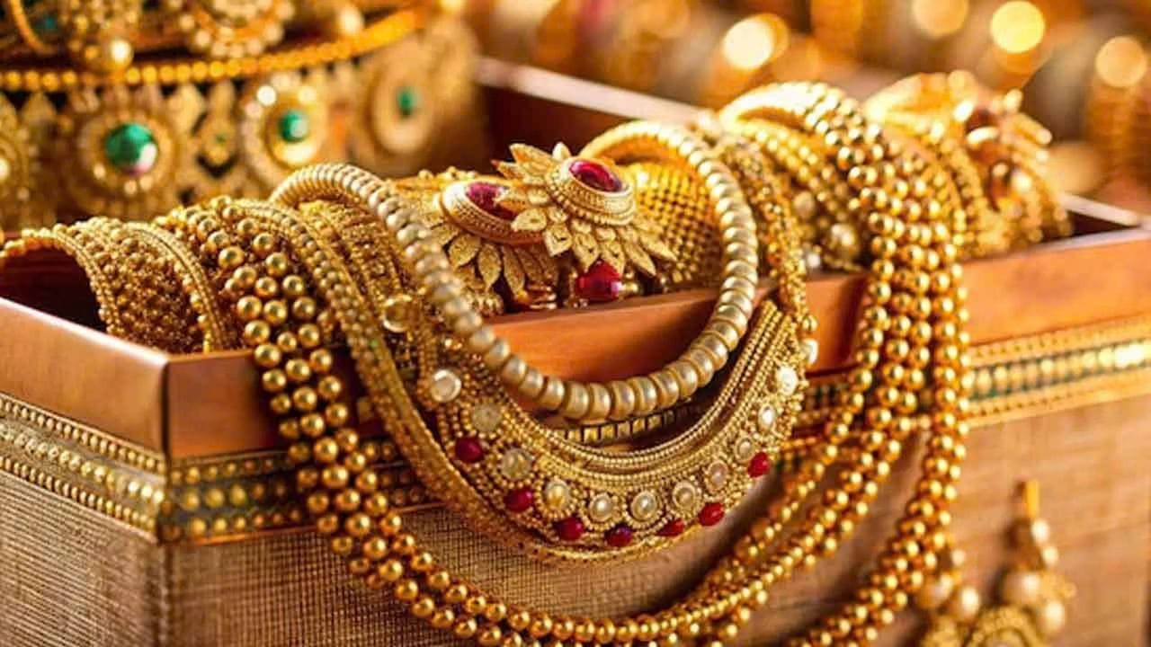 लग्नामध्ये सोन्याच्या दागिन्यांवर मोठा खर्च होत असल्याने दरातील घसरण कुटुंबांच्या आर्थिक नियोजनासाठी फायदेशीर ठरू शकते. दागिने खरेदी करण्यापूर्वी आवश्यक वजन, सोन्याची शुद्धता, घडणावळ आणि लागू कर यांचा एकत्रित खर्च तपासणे गरजेचे आहे. केवळ सोन्याचा बाजारभाव कमी आहे म्हणून घाईने खरेदी करण्याऐवजी आवश्यकतेनुसार योग्य निर्णय घेणे अधिक उपयुक्त ठरेल.