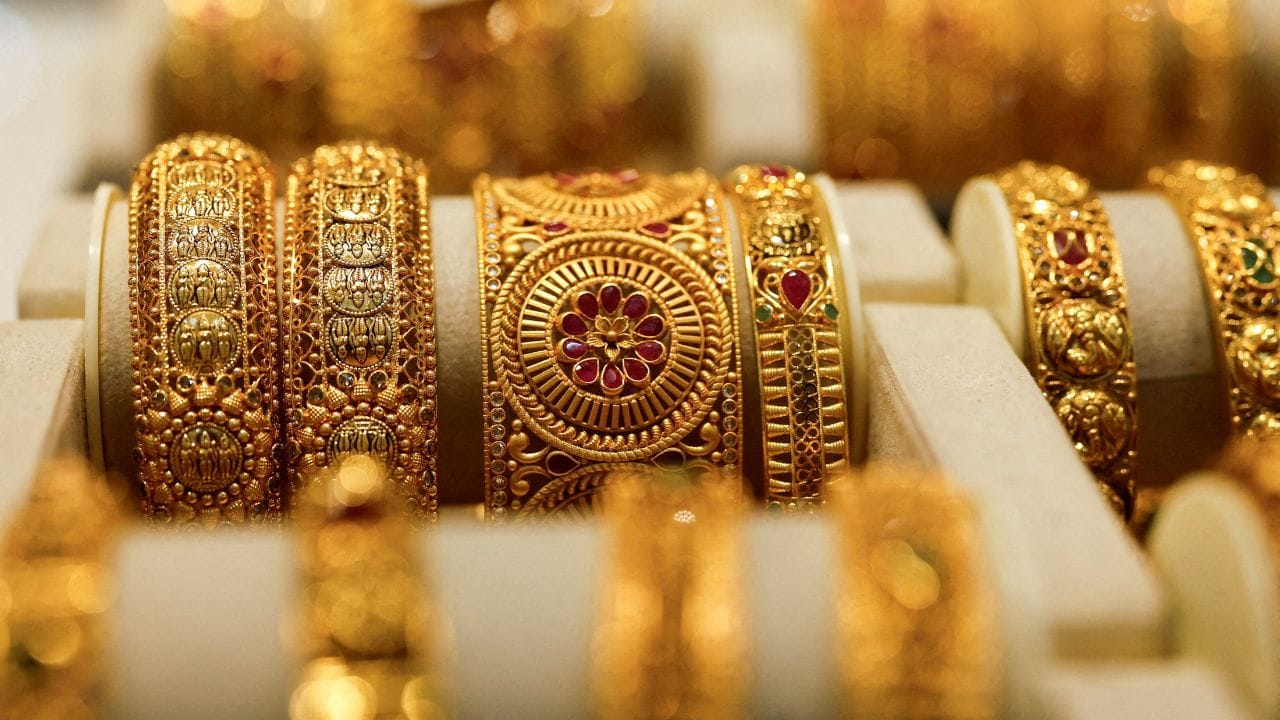 सोन्याच्या दरात सध्या कमजोरी कायम राहिल्यास प्रति 10 ग्रॅम 1,40,000 ते 1,40,500 रुपयांची पातळी महत्त्वाची ठरू शकते. जर किंमत 1,40,000 रुपयांच्या खाली ठोसपणे घसरली, तर पुढील संभाव्य आधारपातळी 1,36,500 रुपये असू शकते. हे दर केवळ तांत्रिक विश्लेषणावर आधारित संभाव्य स्तर आहेत; प्रत्यक्ष बाजारभाव बदलू शकतात, त्यामुळे खरेदीपूर्वी अद्ययावत दर तपासणे आवश्यक आहे.