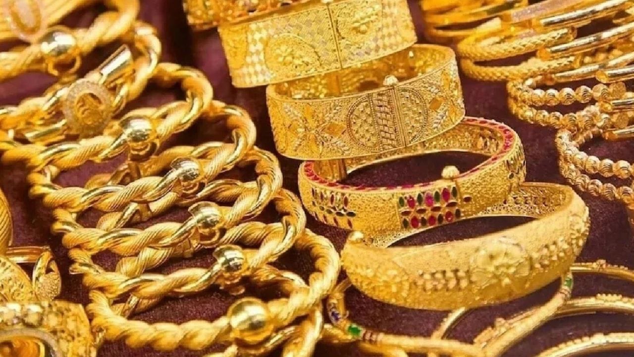 इराण आणि अमेरिका युद्धात सोने आणि चांदीच्या दरात मोठी घसरण बघायला मिळाली. सोन्याचे दर सतत घसरताना दिसत आहेत. त्यातच आता दागिने विक्रेते पी. एन. गाडगीळ ज्वेलर्सच्या महसुलात आर्थिक वर्षाच्या पहिल्या तिमाहीत 22 टक्के वाढ झाली.