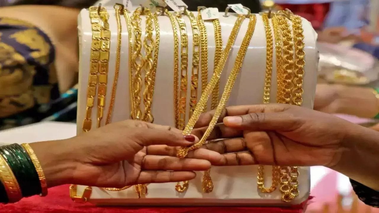 सोन्याच्या दरात आणखी घसरण होण्याची शक्यता नाकारता येत नसल्यामुळे एकाच वेळी संपूर्ण खरेदी करण्याऐवजी टप्प्याटप्प्याने सोने घेण्याचा पर्याय विचारात घेता येईल. उदाहरणार्थ, लग्नासाठी ठरवलेले सोने तीन ते चार भागांत खरेदी केल्यास वेगवेगळ्या दरांचा फायदा मिळण्याची शक्यता असते. मात्र, भविष्यात भाव नक्की कमी होतीलच असे नाही, त्यामुळे खरेदीचे नियोजन गरज आणि बजेटनुसार करावे.
