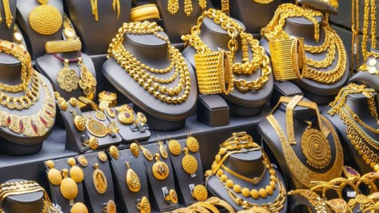 यामध्ये गुरुग्राममधील स्टोअर आणि पुण्यातील अमनोरा मॉलमध्ये यू स्टोअरचा समावेश आहे. 30 सप्टेंबर 2026६ पर्यंत कंपनीची एकूण 80 दुकाने होती. ज्यापैकी 79 भारतात आणि एक अमेरिकेत होते.