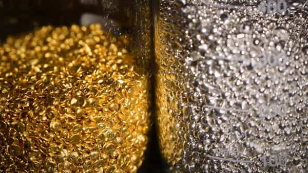 सोने-चांदीच्या किमतींमध्ये गेल्या आठवड्यातही जोरदार घसरण (Gold-Silver Rate Fall) दिसून आली. मल्टी कमोडिटी एक्सचेंज म्हणजे MCX पासून घरगुती बाजारपेठेपर्यंत गोल्ड-सिल्व्हर रेट घसरला आहे. एकीकडे चांदी व्यवहारात ९००० रुपये, तर घरगुती बाजारात ११००० रुपयांपेक्षा जास्त घसरून आपल्या हाईपासून सुमारे १.९४ लाख रुपये प्रति किलो स्वस्त झाली आहे. तर २४ कॅरेट सोन्याचा भावही धडाम झाला आहे.