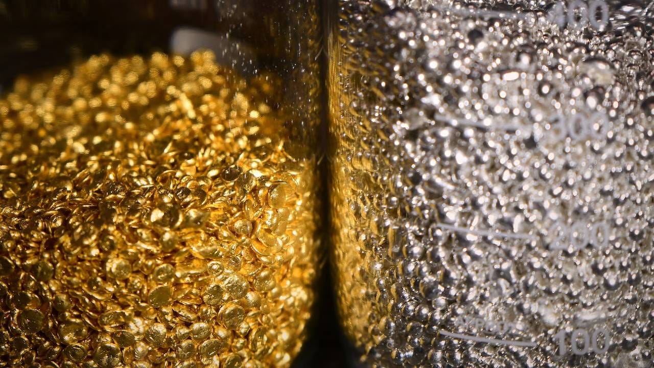 सोने-चांदीच्या किमतींमध्ये गेल्या आठवड्यातही जोरदार घसरण (Gold-Silver Rate Fall) दिसून आली. मल्टी कमोडिटी एक्सचेंज म्हणजे MCX पासून घरगुती बाजारपेठेपर्यंत गोल्ड-सिल्व्हर रेट घसरला आहे. एकीकडे चांदी व्यवहारात ९००० रुपये, तर घरगुती बाजारात ११००० रुपयांपेक्षा जास्त घसरून आपल्या हाईपासून सुमारे १.९४ लाख रुपये प्रति किलो स्वस्त झाली आहे. तर २४ कॅरेट सोन्याचा भावही धडाम झाला आहे.
