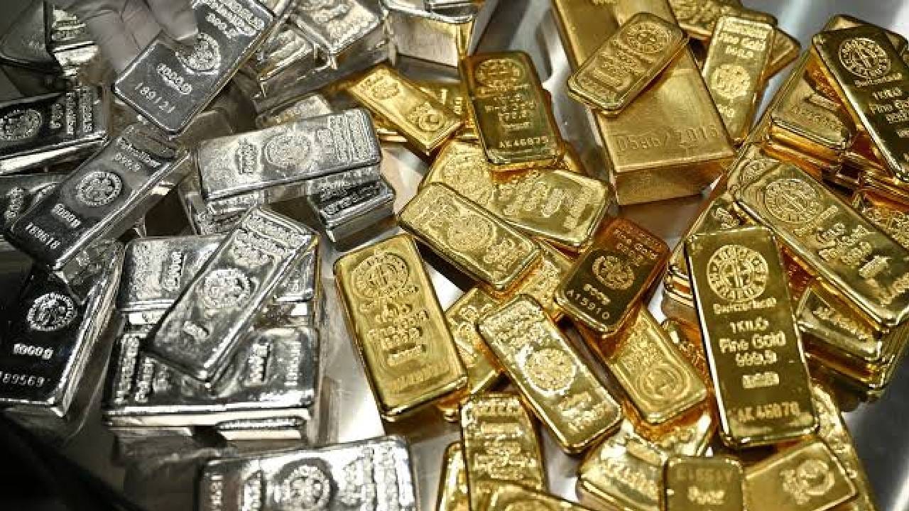 सर्वात आधी MCX वर चांदीच्या किमतीत झालेल्या घसरणीबद्दल बोलूया. फॉरवर्ड ट्रेडिंगमध्ये ४ डिसेंबरची एक्सपायरी असलेली १ किलो सिल्व्हर प्राइस गेल्या २५ सप्टेंबरला २,३४,६९६ रुपयांवर बंद झाली होती आणि गेल्या शुक्रवारी ती घसरत २,२५,५४५ रुपयांवर क्लोज झाली. म्हणजे केवळ पाच व्यावसायिक दिवसांत हा मौल्यवान धातू ९,१५१ रुपये प्रति किलोग्राम स्वस्त झाला आहे.