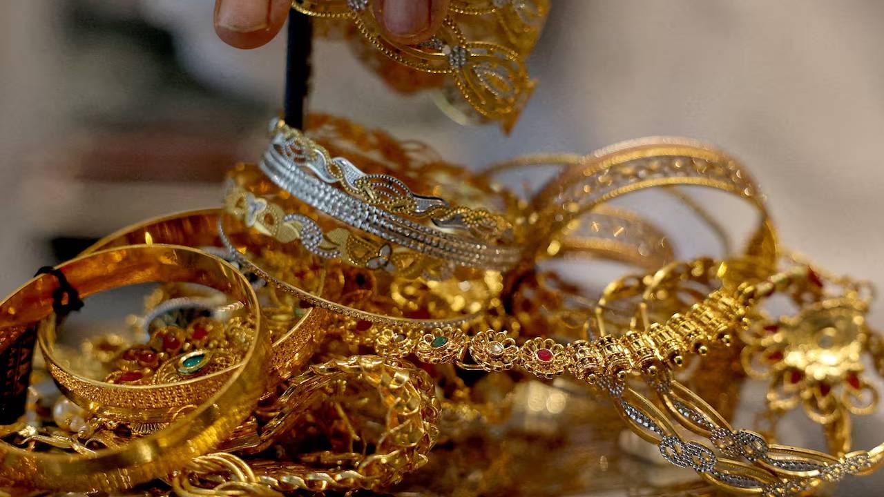 गेल्या आठवड्यात आलेल्या मोठ्या घसरणीनंतर आता चांदी आपल्या लाईफ टाईम हाई लेव्हलपासून आणखी जास्त स्वस्त झाली आहे. यावर्षी जानेवारी महिन्याच्या शेवटच्या आठवड्यात चांदीची किंमत आपले सर्व रेकॉर्ड तोडत ४,२०,०४८ रुपयांच्या पोहोचली होती आणि गेल्या शुक्रवारच्या बंद भावाशी तुलना केली तर MCX सिल्व्हर प्राइस या हाईपासून आता १,९४,५०३ रुपये प्रति किलो कमी झाली आहे.