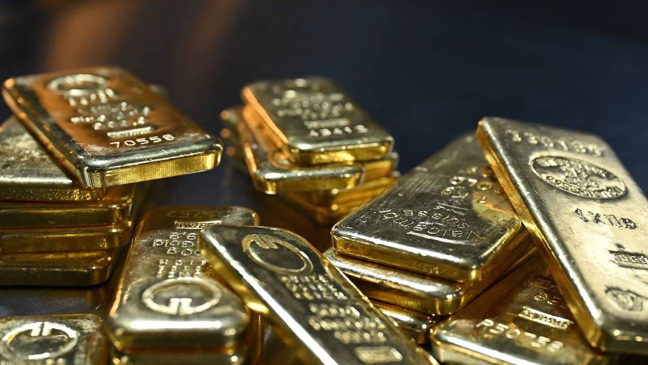 चांदीसोबतच दुसरा मौल्यवान धातू सोनेही जोरदार कोसळले आहे. MCX वर ४ डिसेंबरची एक्सपायरी असलेल्या १० ग्रॅम २४ कॅरेट सोन्याचा रेट गेल्या शुक्रवारी घसरत १,५०,२५० रुपयांवर आला, जो यापूर्वी २५ सप्टेंबरला १,५३,२७७ रुपयांवर क्लोज झाला होता. म्हणजे MCX गोल्ड रेटमध्ये ३,०२७ रुपये प्रति १० ग्रॅमची घसरण झाली आहे.