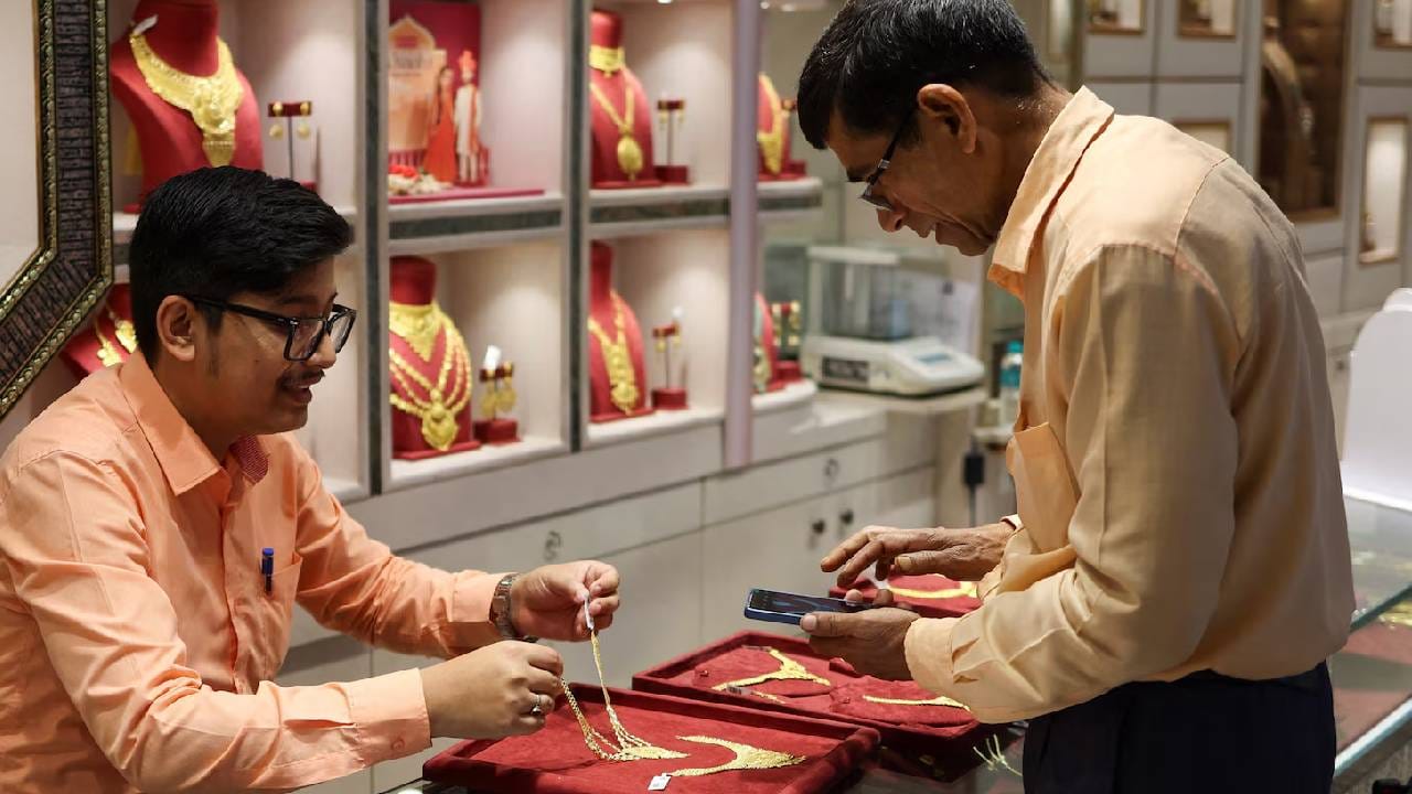 केवळ फॉरवर्ड ट्रेडिंगच नव्हे, तर घरगुती बाजारातही सोने घसरले आहे. पाच व्यावसायिक दिवसांत त्याची किंमत १,५२,११३ रुपयांवरून घसरून १,४८,१३८ रुपये प्रति १० ग्रॅमवर आली आहे आणि या हिशोबाने सोने ३,९७५ रुपये स्वस्त झाले आहे. सांगायला हवे की IBJA द्वारे अपडेट केलेल्या किमती देशभर समान राहतात, पण घरगुती बाजारात सराफा दुकानातून ज्वेलरी खरेदी करताना ३% GST सोबत मेकिंग चार्जही द्यावा लागतो, ज्यामुळे तिची किंमत वाढते.