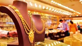 Gold Price: सोन्याचे दर घसरले, पण 2027 मध्ये 2 लाखांवर जाणार भाव? तज्ज्ञांचा मोठा अंदाज!