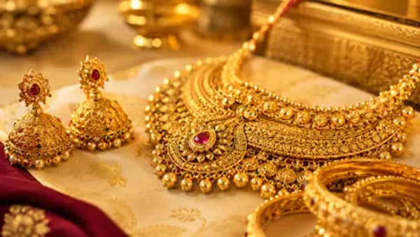 सोन्याच्या किमतीत अलीकडे घसरण होत असली, तरी आगामी काळात दर पुन्हा वाढण्याची शक्यता वर्तवली जात आहे. बाजारातील काही अंदाजांनुसार, 2027 च्या अखेरपर्यंत 10 ग्रॅम सोन्याची किंमत 2 लाख रुपयांच्या पुढे जाऊ शकते. मात्र, हा केवळ अंदाज असून प्रत्यक्ष दर जागतिक बाजारातील घडामोडींवर अवलंबून असतील.
