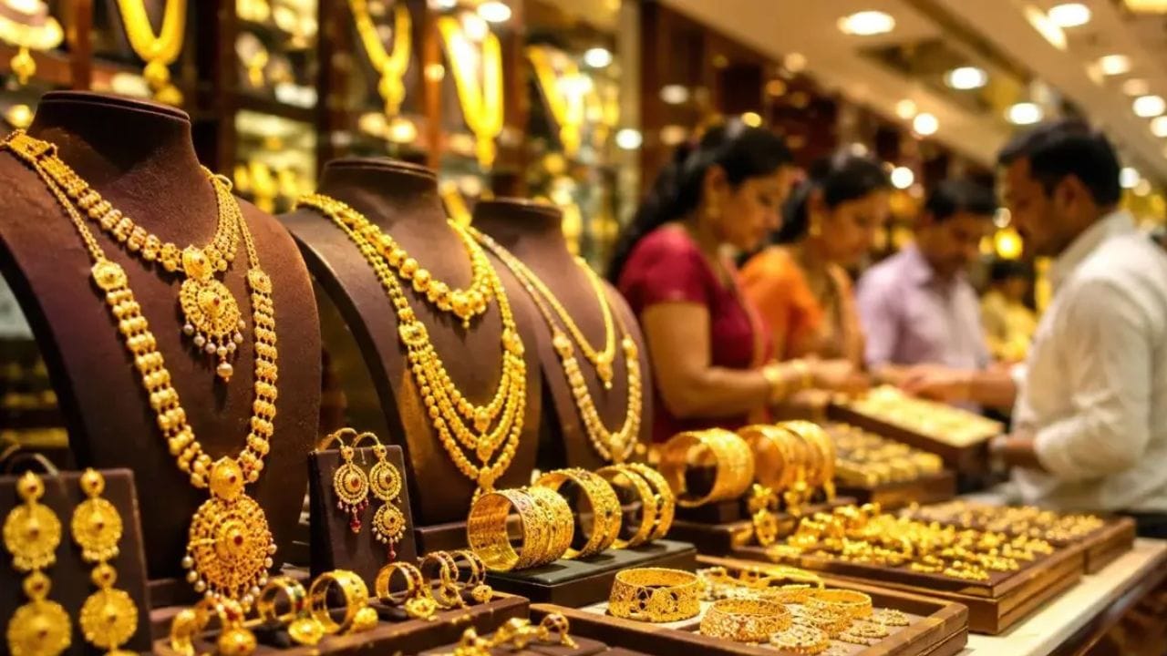 सोन्याच्या दरात 1 हजार 500 रुपयांची घसरण झाली तर चांदीच्या दरात 2 हजार रुपयांची घसरण झाल्याचे बघायला मिळतंय. कालही चांदीच्या भावात घसरण झाली होती.