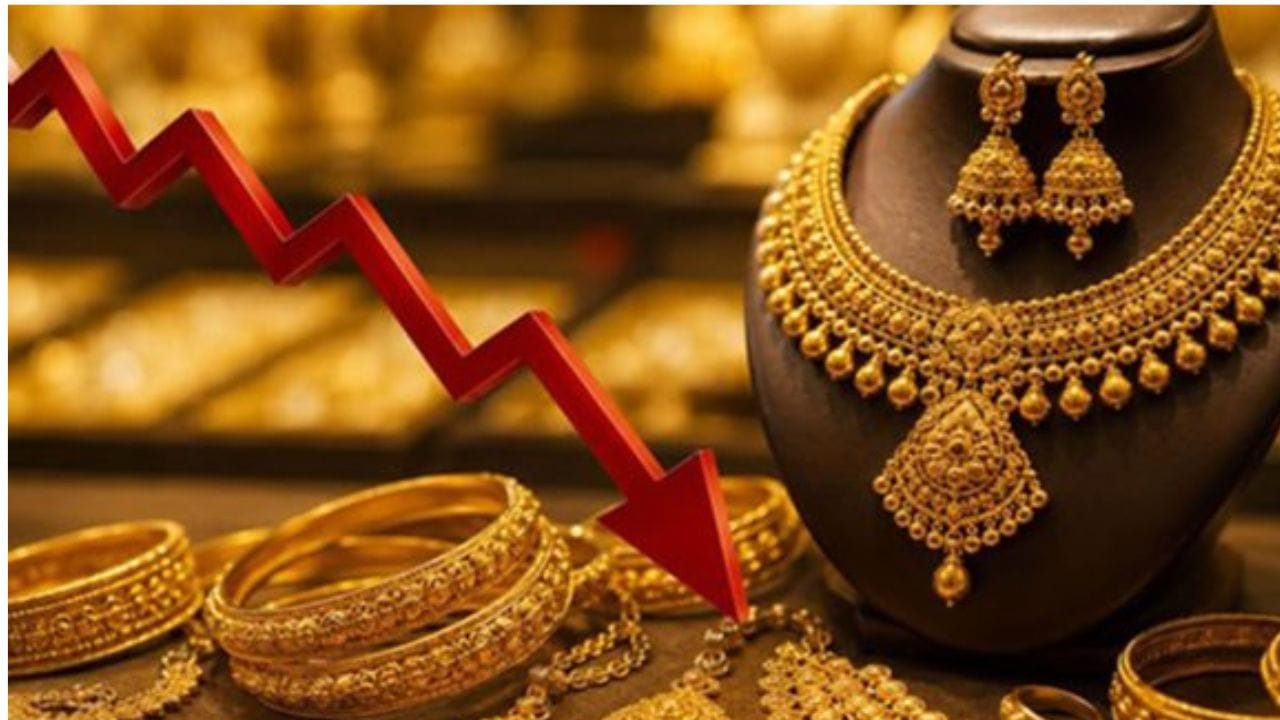 सोने आणि चांदीच्या भावात मागील काही दिवसांपासून चढउतार बघायला मिळत आहेत. त्यातच सोने आणि चांदीच्या भावात मोठी घसरण होत झाली. पुन्हा एकदा सोने आणि चांदीचे भाव घसरले आहेत.