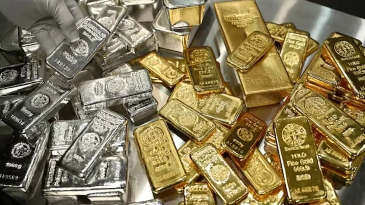 सोन्याच्या किंमतीत 1,558 रुपयांची घट झाली. प्रति 10 ग्रॅम 144,521 रुपयांवर व्यवहार करत आहे. चांदीच्या किंमतीत 2 टक्क्यांहून अधिक घसरण झाली.