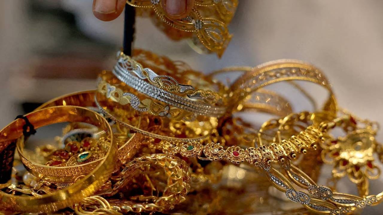 जागतिक बाजारात कच्च्या तेलाच्या किमती वाढल्याने महागाई आणि डॉलरच्या मजबुतीबाबतची चिंता वाढते. या घडामोडींच्या पार्श्वभूमीवर सोन्याच्या किमती आणखी घसरू शकतात, असा अंदाज व्यक्त केला जात आहे.