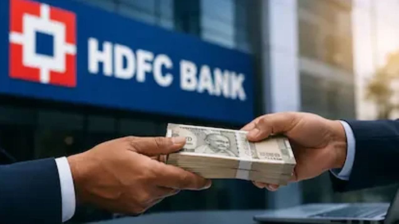 HDFC बँकेच्या अंतर्गत तपासात माहिती मिळाली आहे की, दोन बड्या अधिकाऱ्यांना गोपनीय माहिती आणि बिझनेस रणनीती आणि बाजारावर परिणाम करणारी संवेदनशील माहिती दिली.