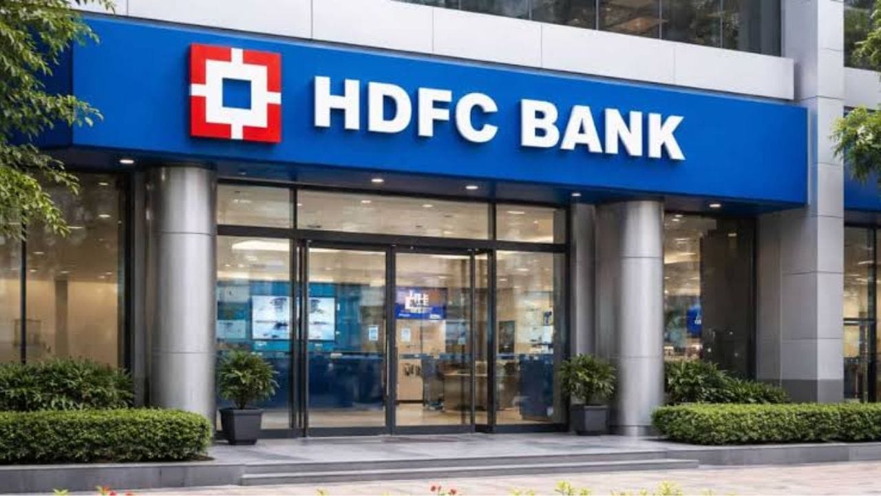 HDFC बँकेच्या एका प्रवक्ताने यावर बोलताना म्हटले की, पूर्ण गोष्टी स्पष्ट होत नाहीत तोवर आम्ही काही यावर भाष्य करणार नाहीत.