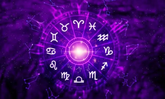 Horoscope Today 28 October 2027 : मेष : आज तुमची काम करण्याची पद्धत इतरांना प्रभावित करेल. नोकरी-व्यवसायात महत्त्वाची कामे सहज पूर्ण होतील आणि तुमच्या नियोजनाचा फायदा मिळेल. कुटुंबात आनंदाचे वातावरण राहील, तसेच आत्मविश्वासाच्या बळावर तुम्ही ध्येयाच्या दिशेने वाटचाल कराल.