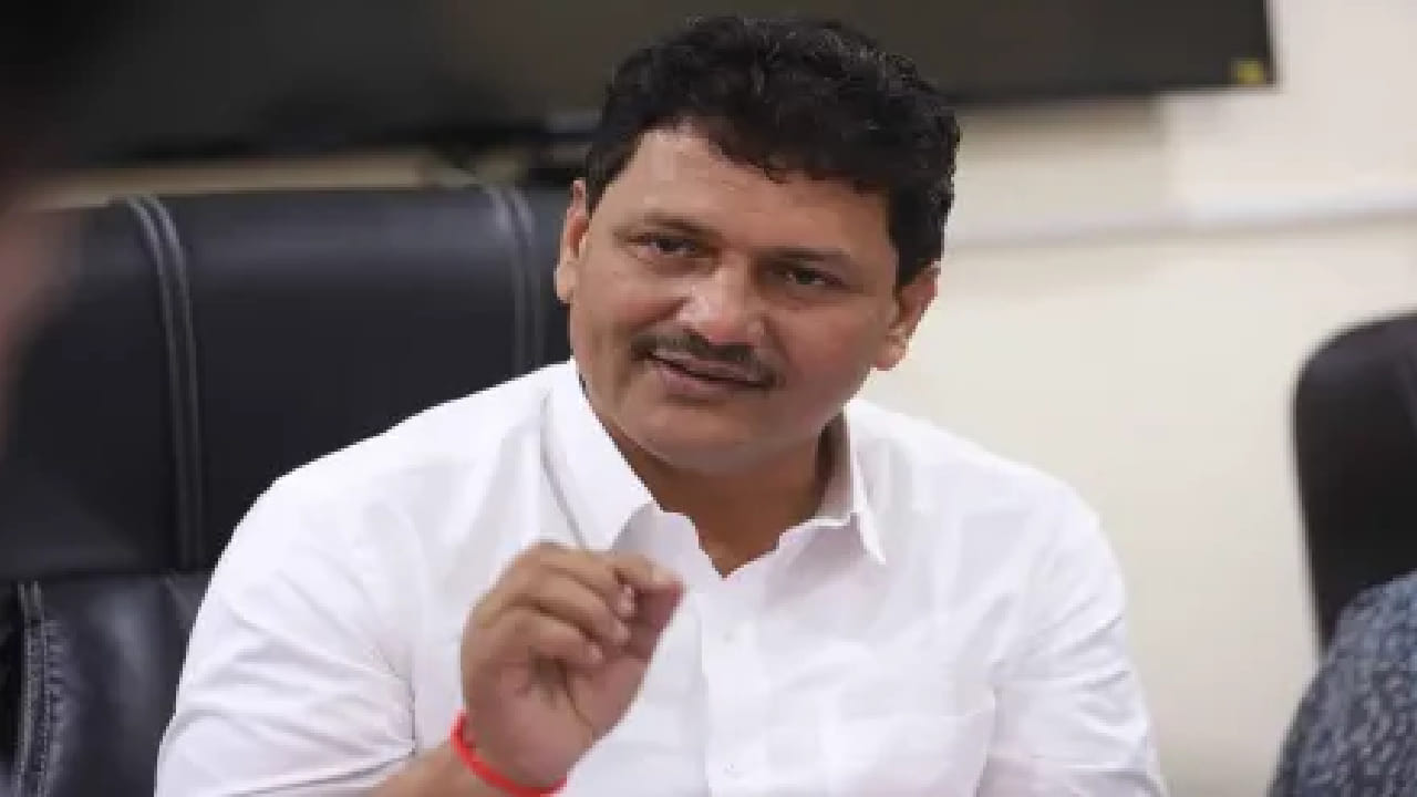 आरोग्यमंत्री प्रकाश आबिटकर यांच्या पुढाकारातून भेसळयुक्त आणि निकृष्ट दर्जाची औषधे ओळखण्यासाठी ‘ड्रग्ज डिटेक्शन मशीन’ आणण्यात आले आहे. राज्यातील आठ विभागांमध्ये या मशीनची व्यवस्था केली जाणार आहे.