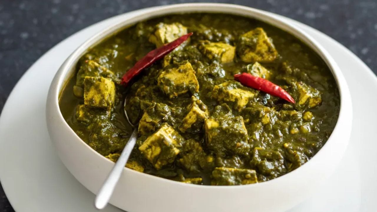 पनीर पालक (लाइट व्हर्जन): पालक आणि पनीर कमी मलई किंवा दूध वापरून हलके बनवा. लोह आणि प्रोटीनने समृद्ध, वजन कमी करण्यासाठी उपयुक्त आहे.
