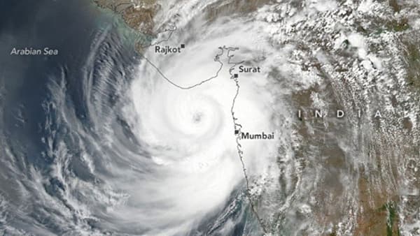 राज्यातील हवामानात मोठा बदल झाला. उष्णता वाढत आहे. त्यातच आता भारतीय हवामान विभागाने मोठा इशारा दिला. अरबी समुद्रात मोठे संकट येत आहे. बंगालच्या उपसागरातील अंदमान समुद्राजवळ चक्राकार वाऱ्याची स्थिती 23 ऑक्टोबर रोजी निर्माण झाली.