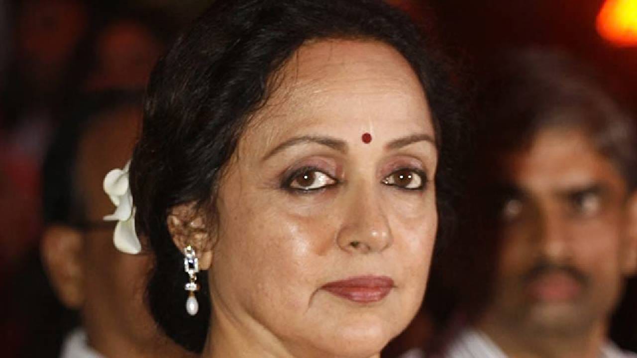 हेमा मालिनी यांचे करिअर उंचीवर असताता एक असाही किस्सा घडला होता, जो त्यांच्या आयुष्यात खोल ठसा उमटवणारा ठरला. १९६८ साली हेमा मालिनी एकापाठोपाठ एक यशस्वी चित्रपट देत होत्या आणि त्यांचे नाव चर्चेत होते. त्यांच्या सौंदर्याची आणि अभिनयाची भुरळ लाखो चाहत्यांना पडली होती. यापैकी एक चाहता पाकिस्तानातून केवळ त्यांची एक झलक पाहण्यासाठी थेट मुंबईत आला होता. तो दररोज त्यांच्या घराबाहेर येऊन बसत असे आणि त्यांना एकदा तरी भेटण्याची आशा बाळगत असे.