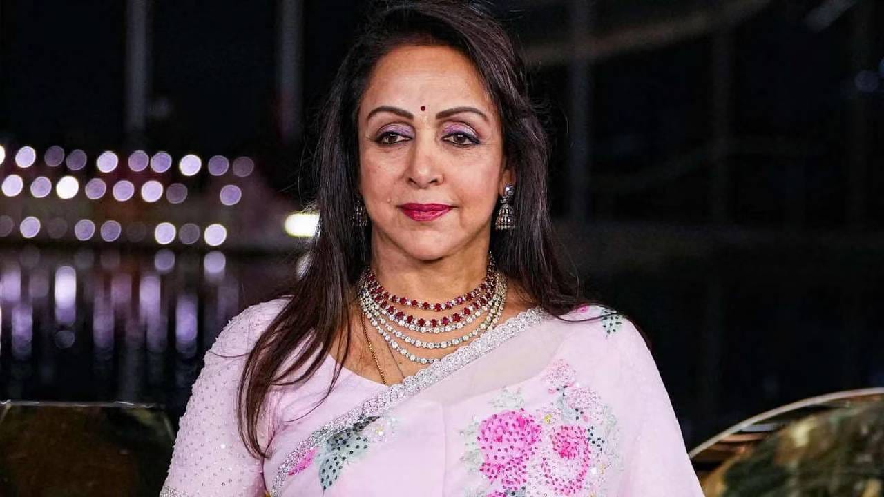 बॉलिवूडच्या ‘ड्रीम गर्ल’ म्हणून ओळखल्या जाणाऱ्या हेमा मालिनी या सत्तर आणि ऐंशीच्या दशकातील सुपरस्टार होत्या. त्यांच्या ‘सीता और गीता’, ‘शोले’, ‘सत्ते पे सत्ता’ आणि ‘ड्रीम गर्ल’ यांसारख्या अनेक अजरामर चित्रपटांतील भूमिकांनी प्रेक्षकांच्या मनात घर केले आहे. त्यांचे चाहते केवळ भारतातच नव्हे, तर परदेशातही मोठ्या संख्येने आहेत. आजही लाखो चाहत्यांच्या मनात त्या तितक्याच जिवंत आहेत जितक्या एकेकाळी होत्या.