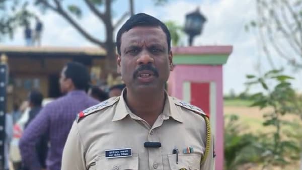 घर फोडी प्रकरणात आरोपींच्या शोधात आलेल्या लातूर च्या स्थानिक गुन्हे शाखेच्या पोलीस पथकावर हिंगोलीच्या पळशी गावात हल्ला झाला. डोळ्यात मिरची पूड टाकत काठी रॉडने हल्ला केला. हल्यात साह्यक पोलीस निरीक्षकांसह काही पोलीस कर्मचारी जखमी झाल्याची माहिती समोर आली.