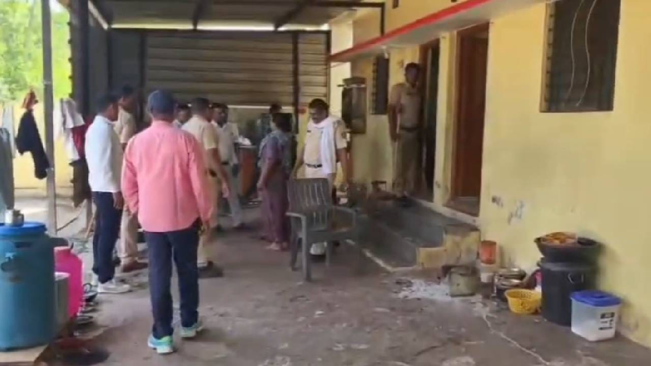 घरफोडी प्रकरणातील आरोपींचा शोध घेण्यासाठी लातूर स्थानिक गुन्हे शाखेचे पथक पळशी गावात आले होते. यावेळी पोलिसांवर हल्ला करण्यात आल्याची माहिती आहे.