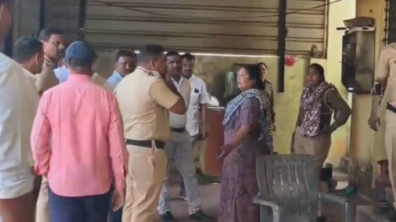 या हल्ल्यात सहाय्यक पोलीस निरीक्षक पांडुरंग माने यांच्यासह काही पोलीस कर्मचारी जखमी झाल्याची माहिती समोर आली आहे.